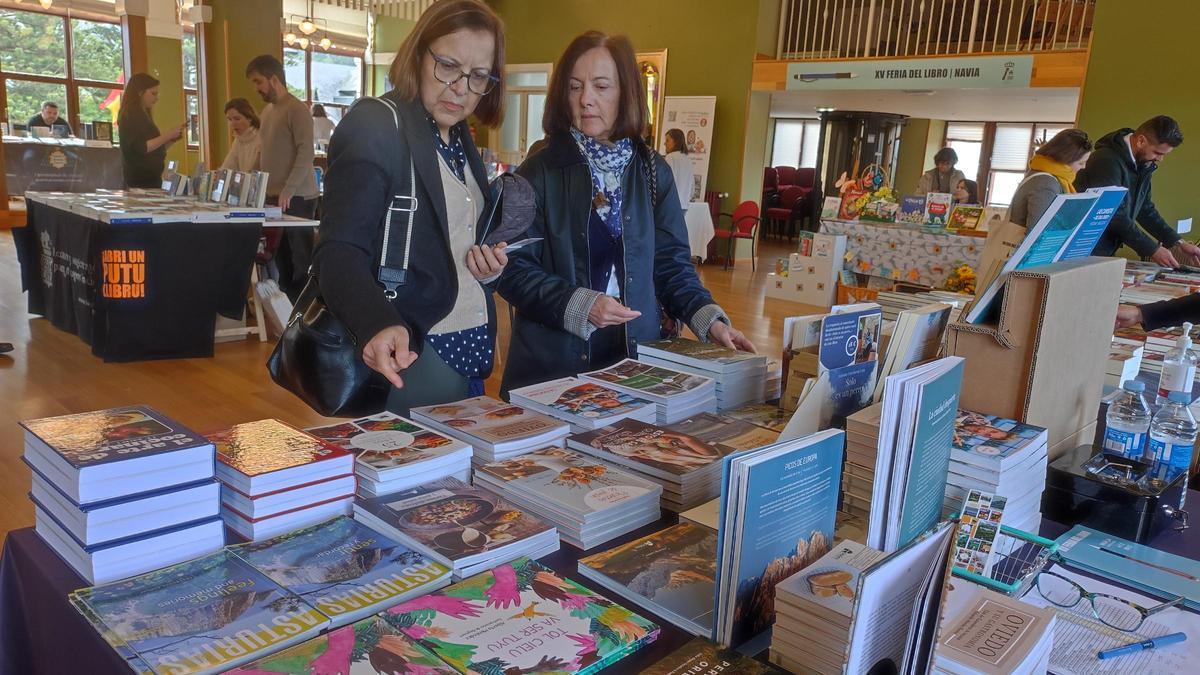 En imágenes: La Feria del Libro de Navia se traslada al Casino de la localidad