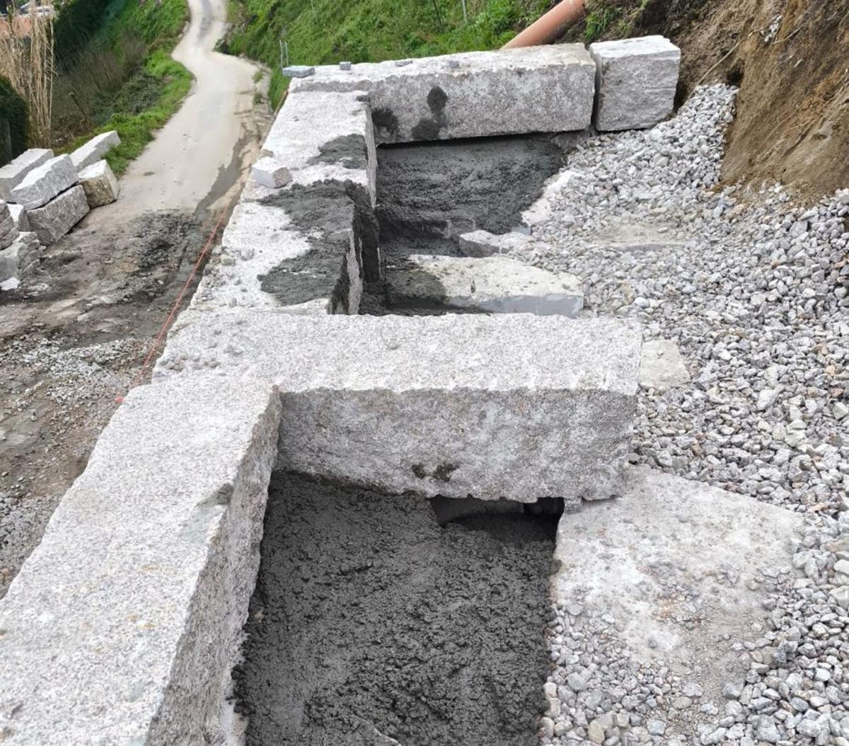 Obras de construcción del muro de contención en el talud de A Xalde.