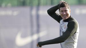 Robert Lewandowski, alegre, en el comienzo del último entrenamiento del Barça.