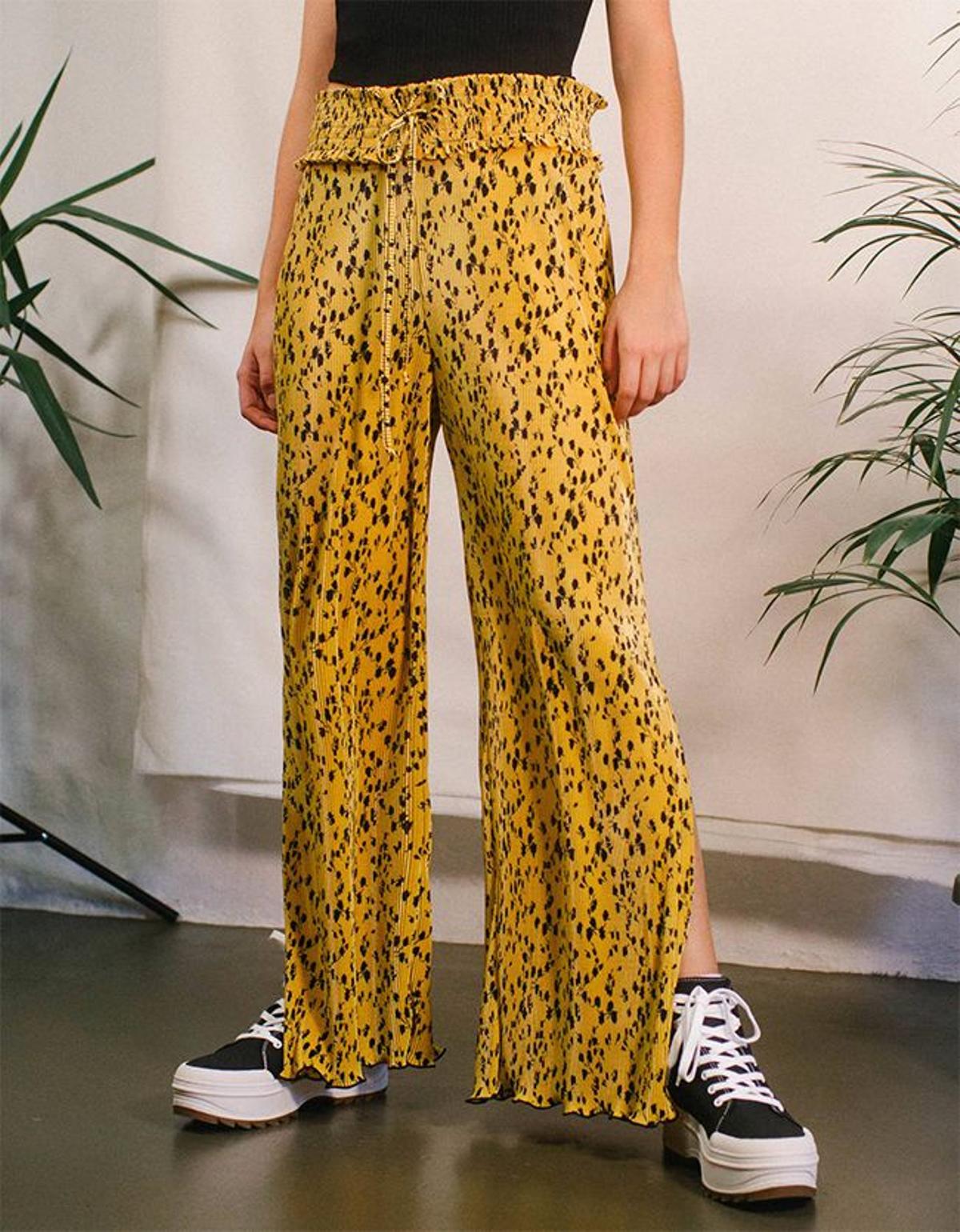 Pantalones fluidos 'animal print' de Bershka