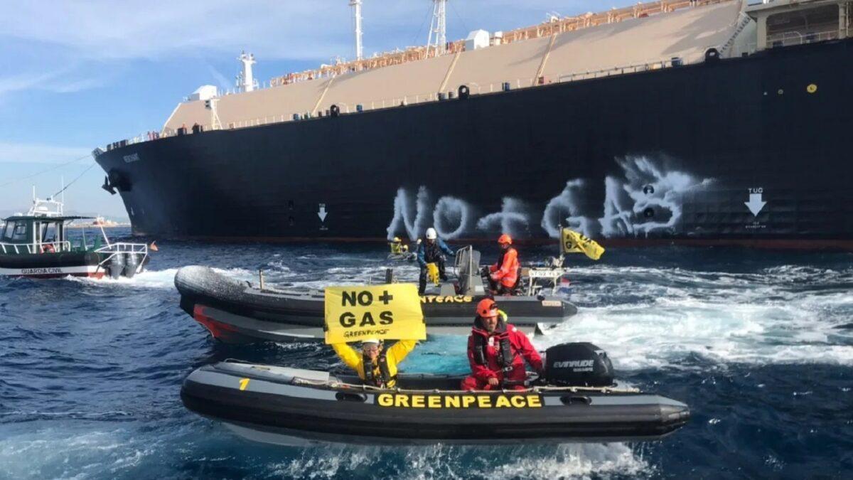 Greenpeace bloquea un buque de gas en el puerto de Sagunto