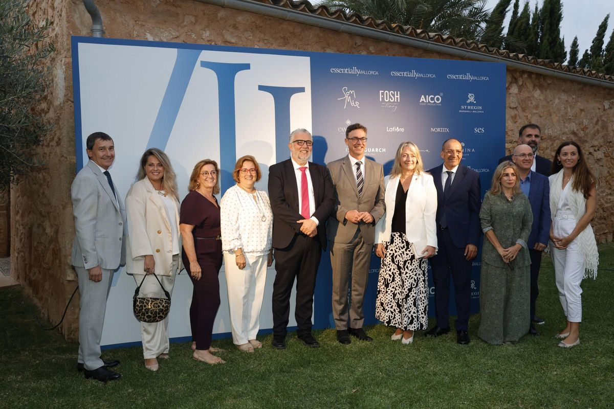 La junta de Essentially Mallorca con autoridades, entre ellos el vicepresidente del Govern, Toni Costa.