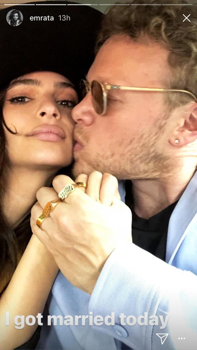 Emily Ratajkowski se casa con traje de Zara