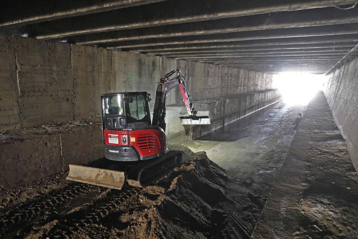 Girona. Plaça Catalunya. Retirada de sediments del riu Onyar sota de la plaça de Catalunya.