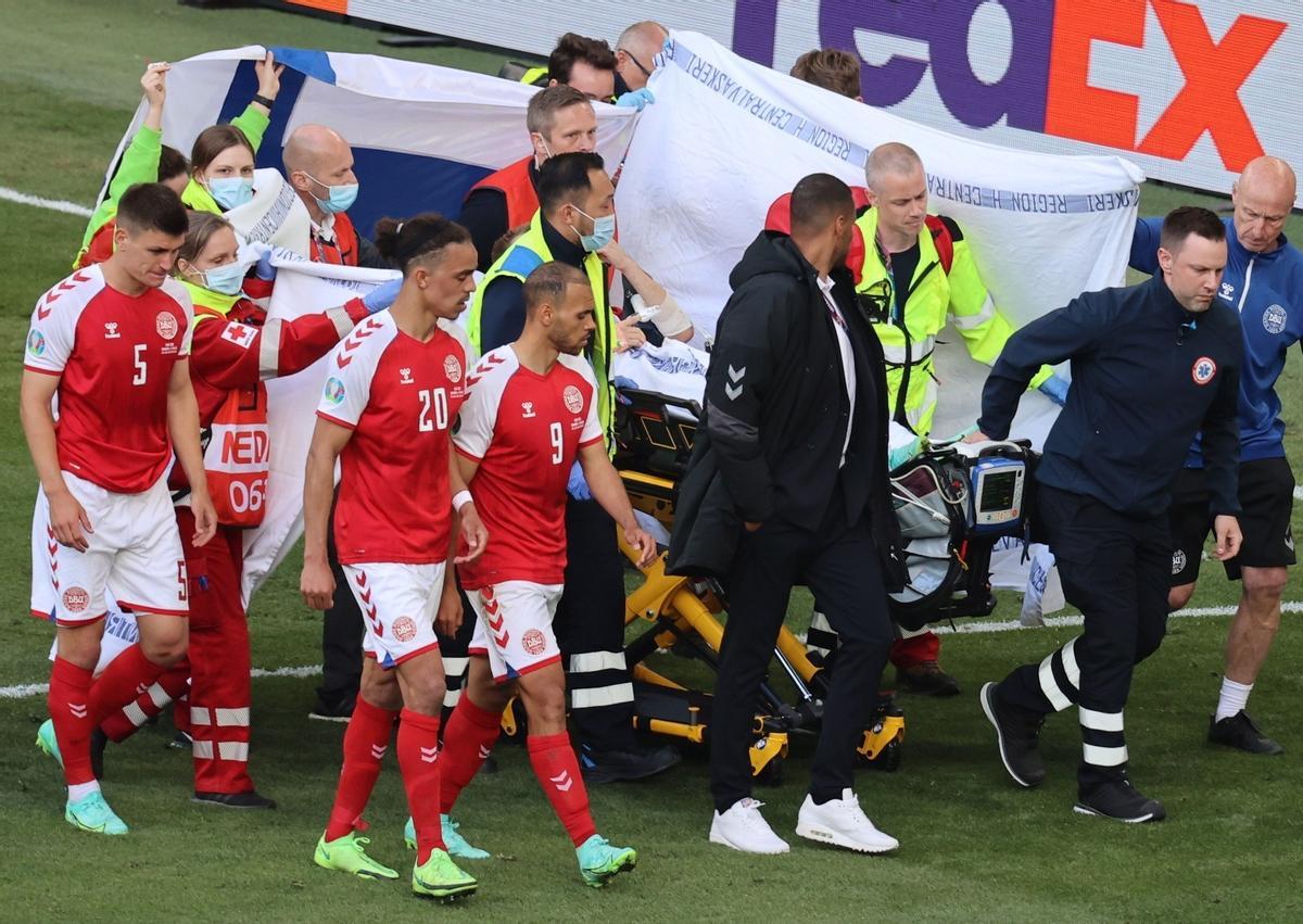 Eriksen es retirado del campo tras ser revivido durante un encuentro de la Eurocopa 2020.