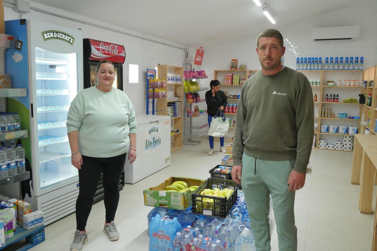 Inma, gerente en funciones, y su marido, plenamente implicados en la organización de la respuesta del camping a esta crisi humanitaria.