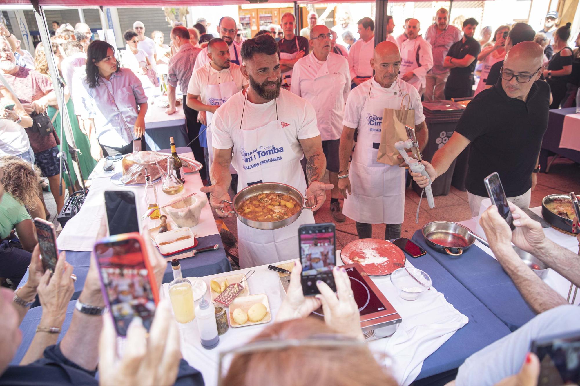 Marc Ribas cuina un "Cim i Tomba", el plat tradicional de Tossa de Mar, enmig del poble