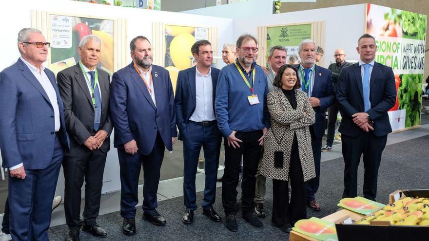 Representantes de las cooperativas españolas en la presentación de la campaña en la feria Fruit Logistica 2024.   | FECOAM