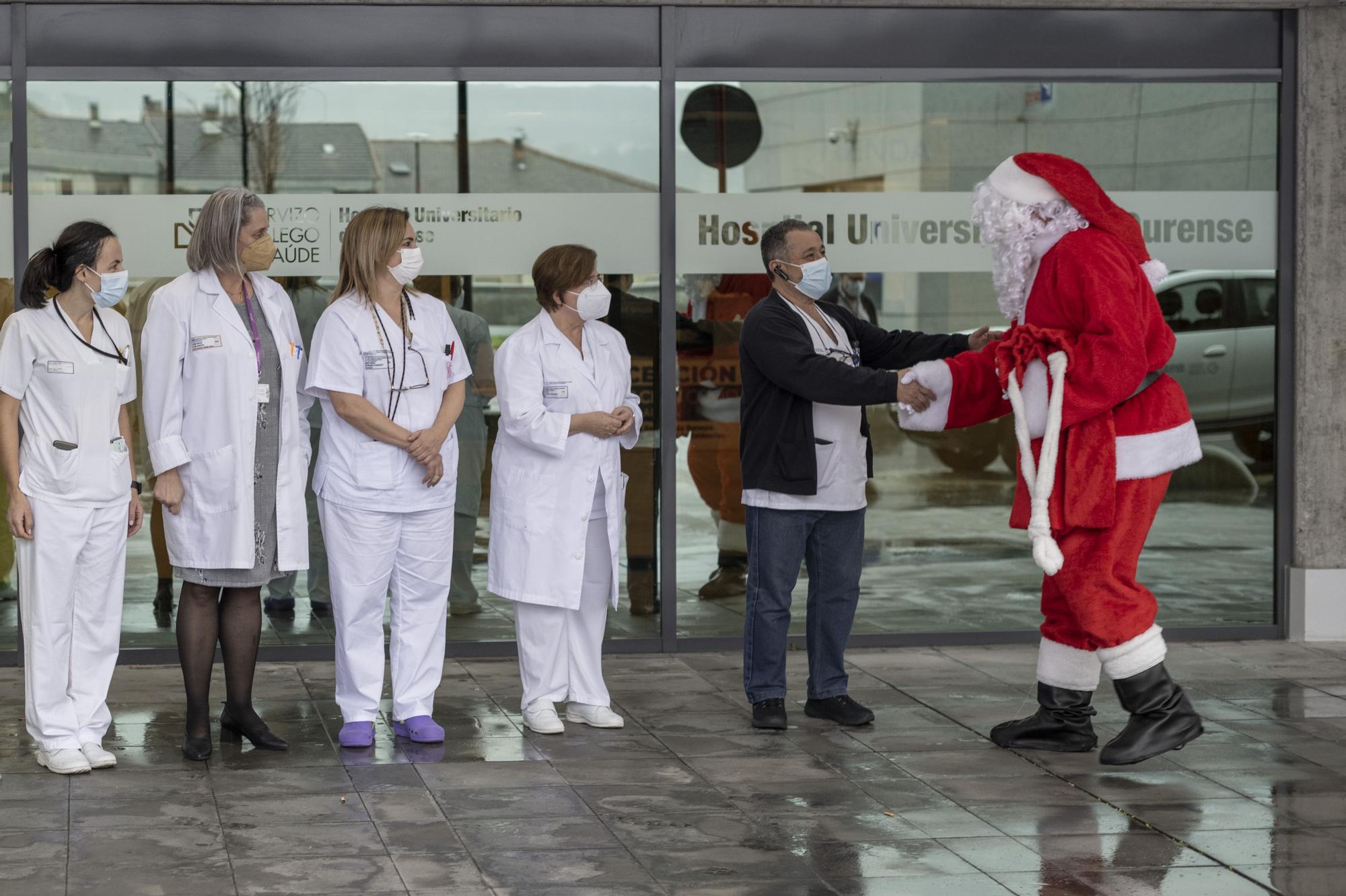 Papá Noel saluda a los sanitarios, este domingo de Navidad.