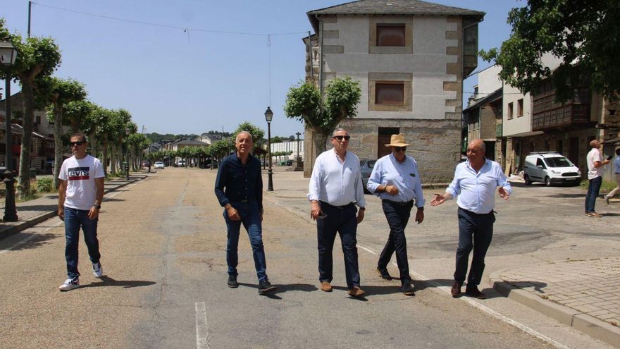 En el centro, el nuevo alcalde de Galende, Miguel Ángel Martos, y el presidente provincial, Javier Faúndez. | ARACELI SAAVEDRA