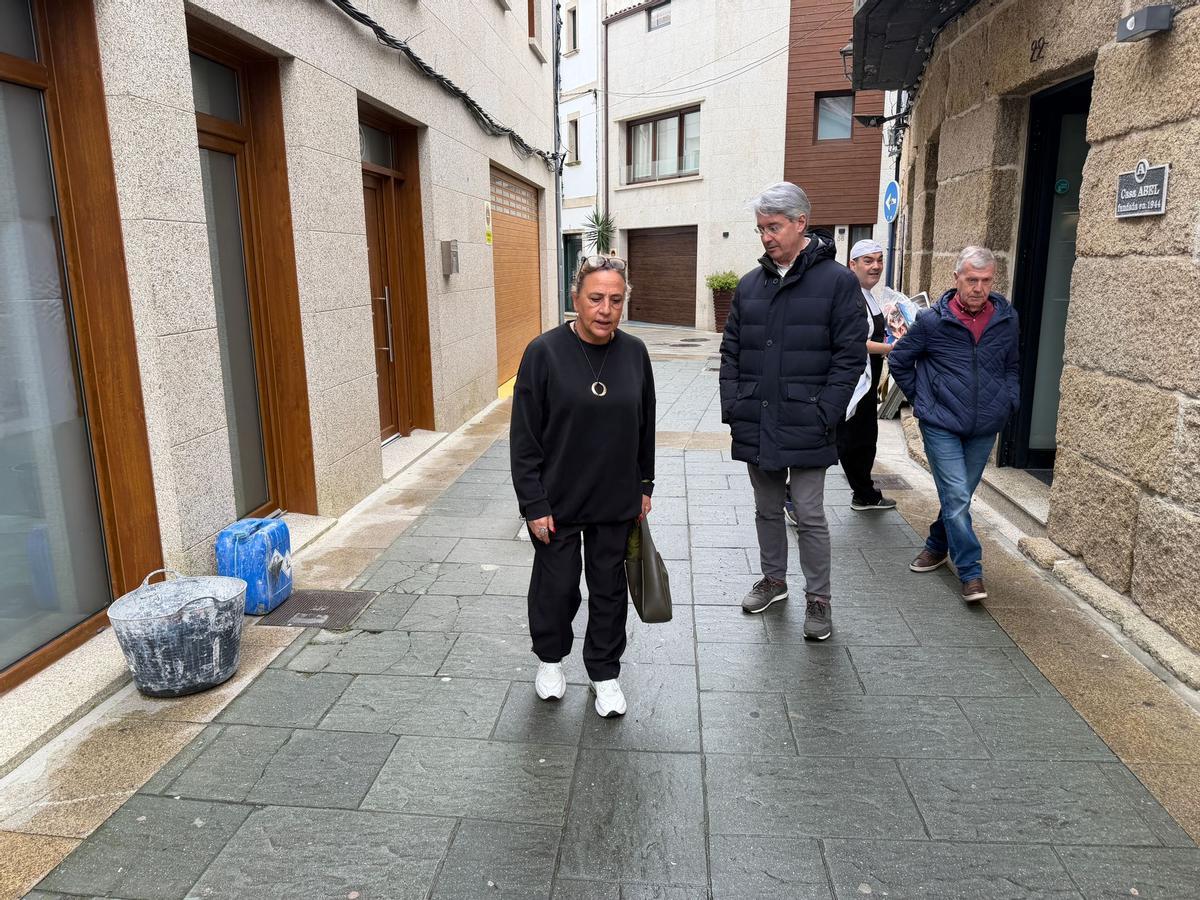 El alcalde y sus concejales revisando las reparaciones efectuadas ya en las calles peatonales.