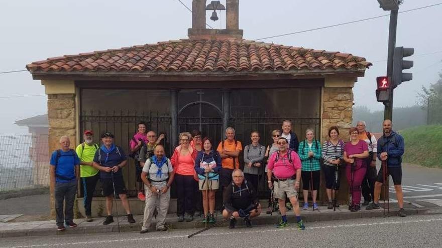 El grupo en la capilla de Covadonga, en Oviedo, al principio de la etapa.