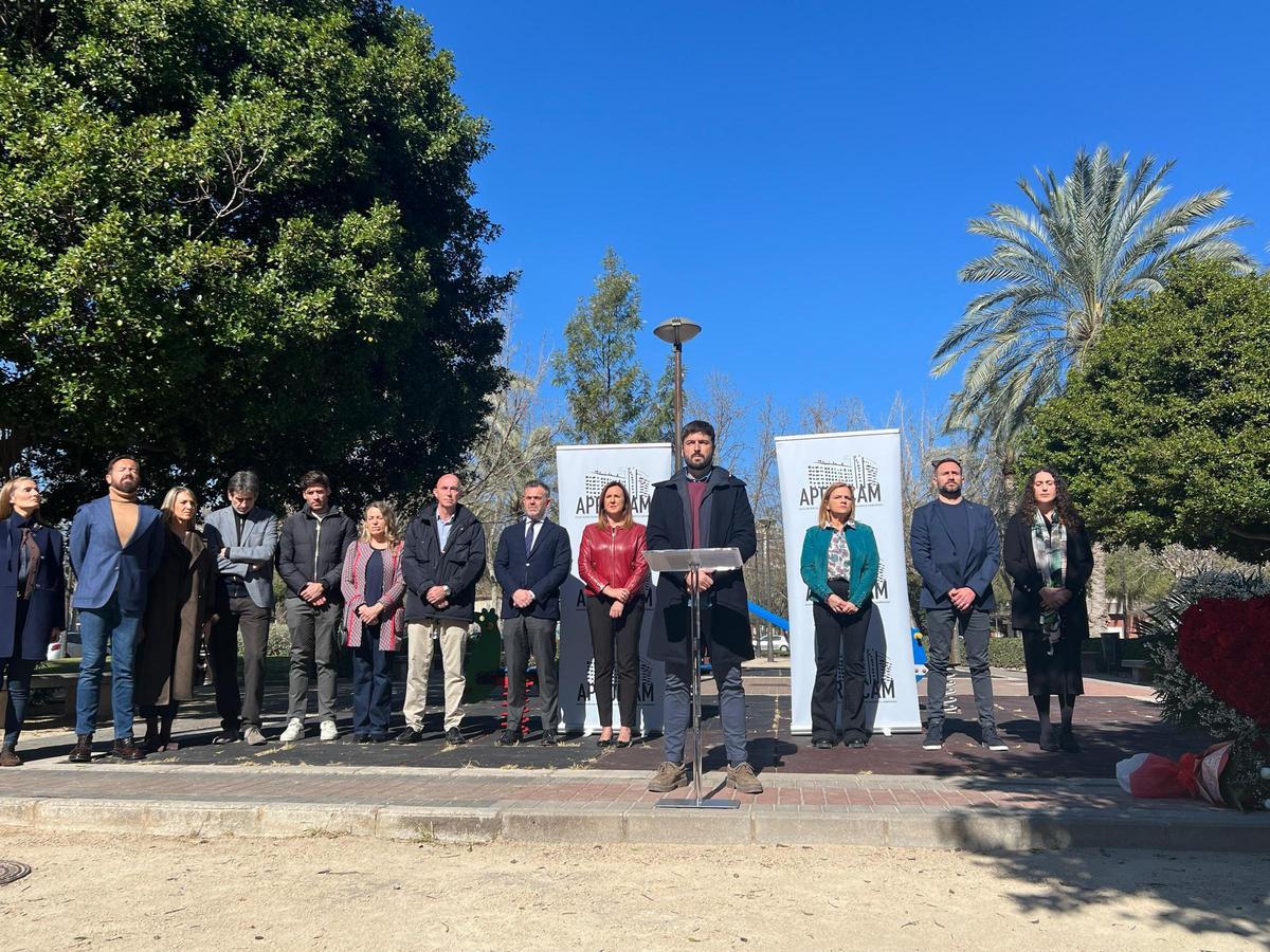 El presidente de la asociación y las autoridades.