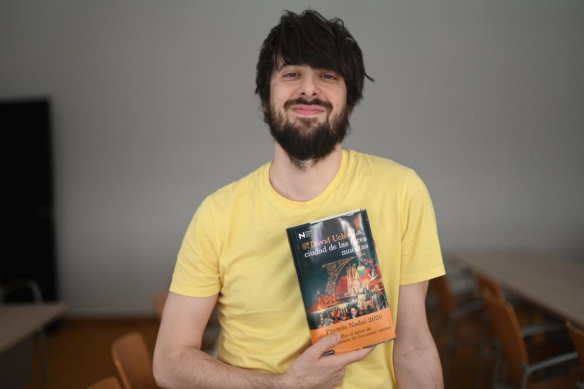 El escritor David Uclés con su última novela 'La ciudad de las luces muertes'