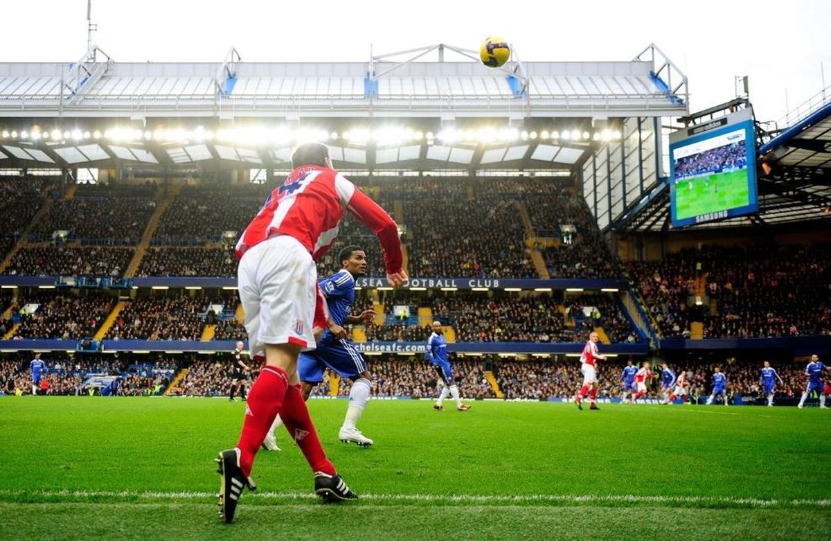 Rory Delap saca en largo ante el Chelsea en la Premier League.