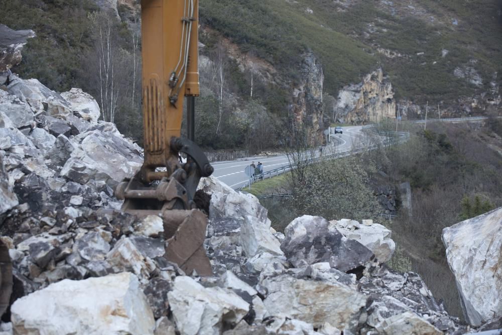 Cae una montaña y sepulta el acceso a Caso