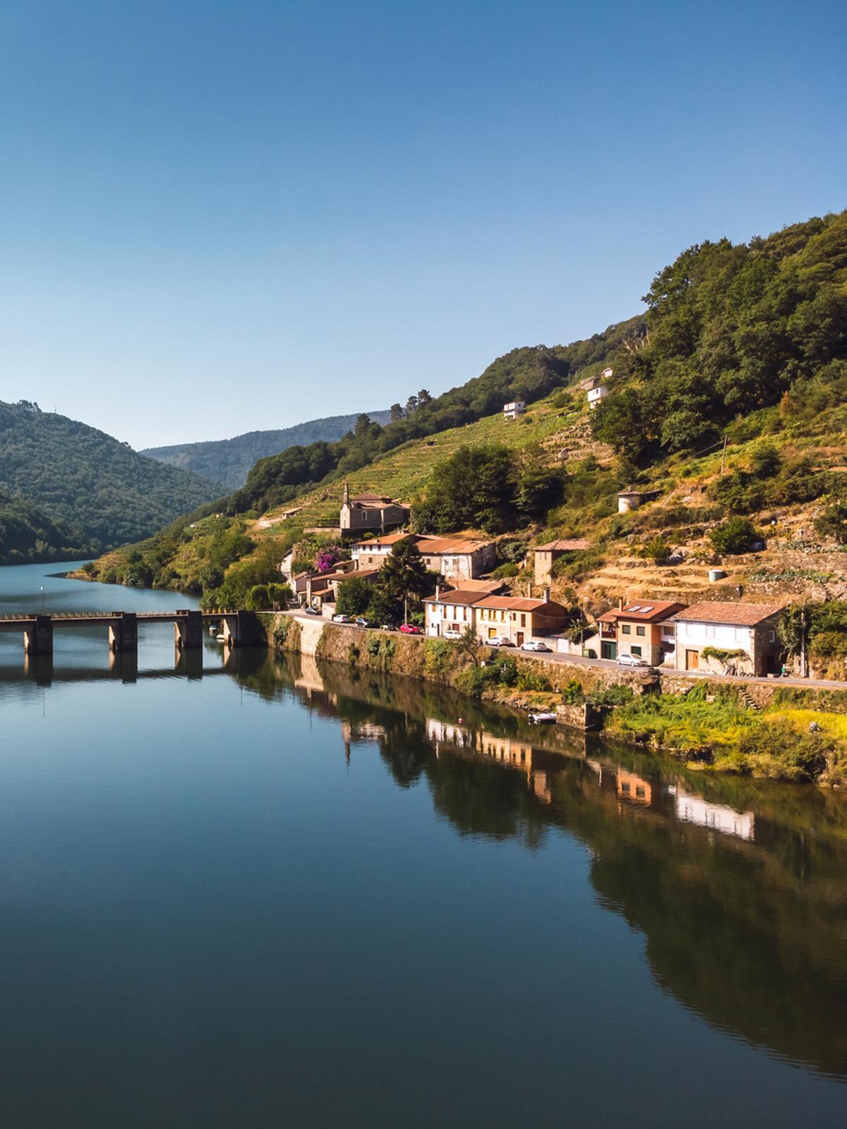 Vista del puerto de Belesar en Ribeira Sacra, Galicia
