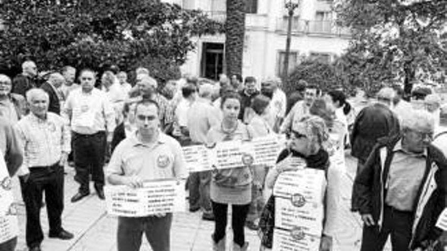 Decenas de jubilados protestan por los recortes de las pensiones