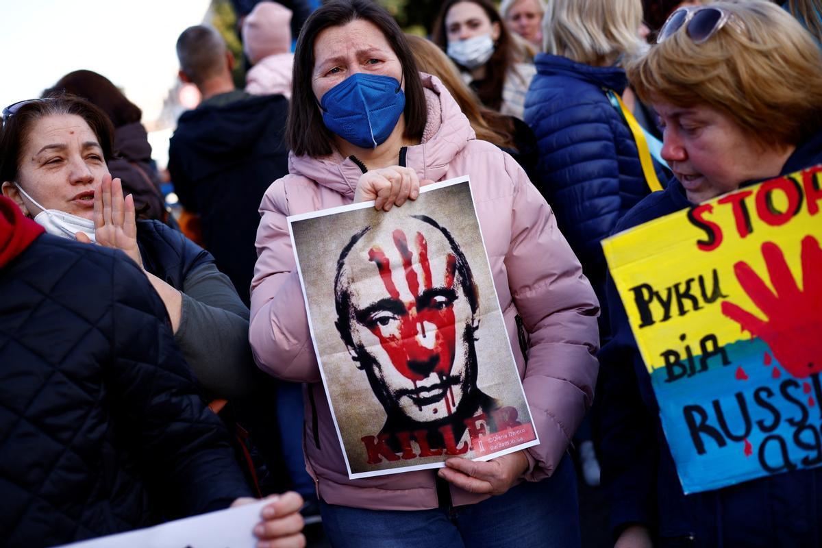 Protesta cerca de la embajada rusa, en Roma, Italia.