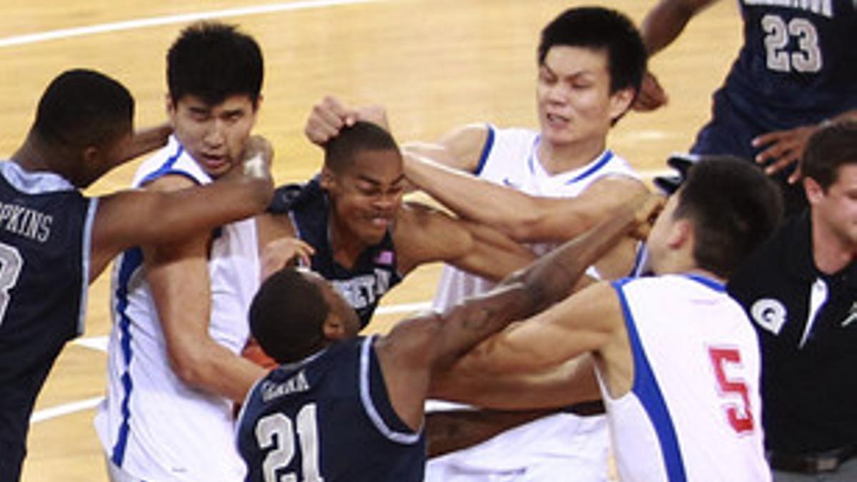 Jugadores del Georgetown University y del Bayi Rockets, durante la pelea.