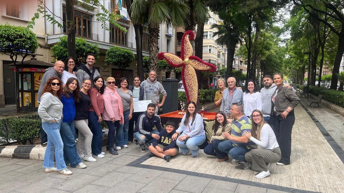 Creu de maig de la Falla Avinguda con la comisión.
