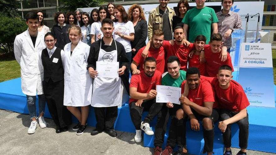 Los premiados junto a representantes de la Xunta, Alcoa y LA OPINIÓN, ayer, en A Coruña.