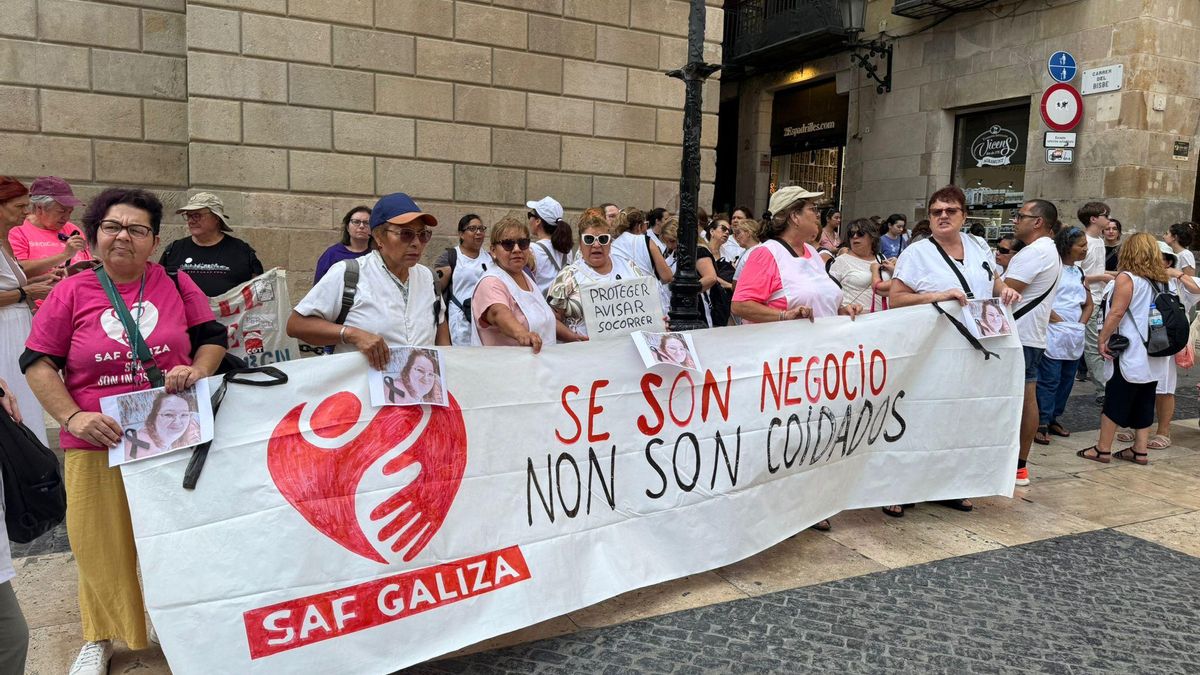 Concentración de las trabajadoras de la plataforma SAF Galicia mostrando fotos de Teresa, ayer, en Barcelona.