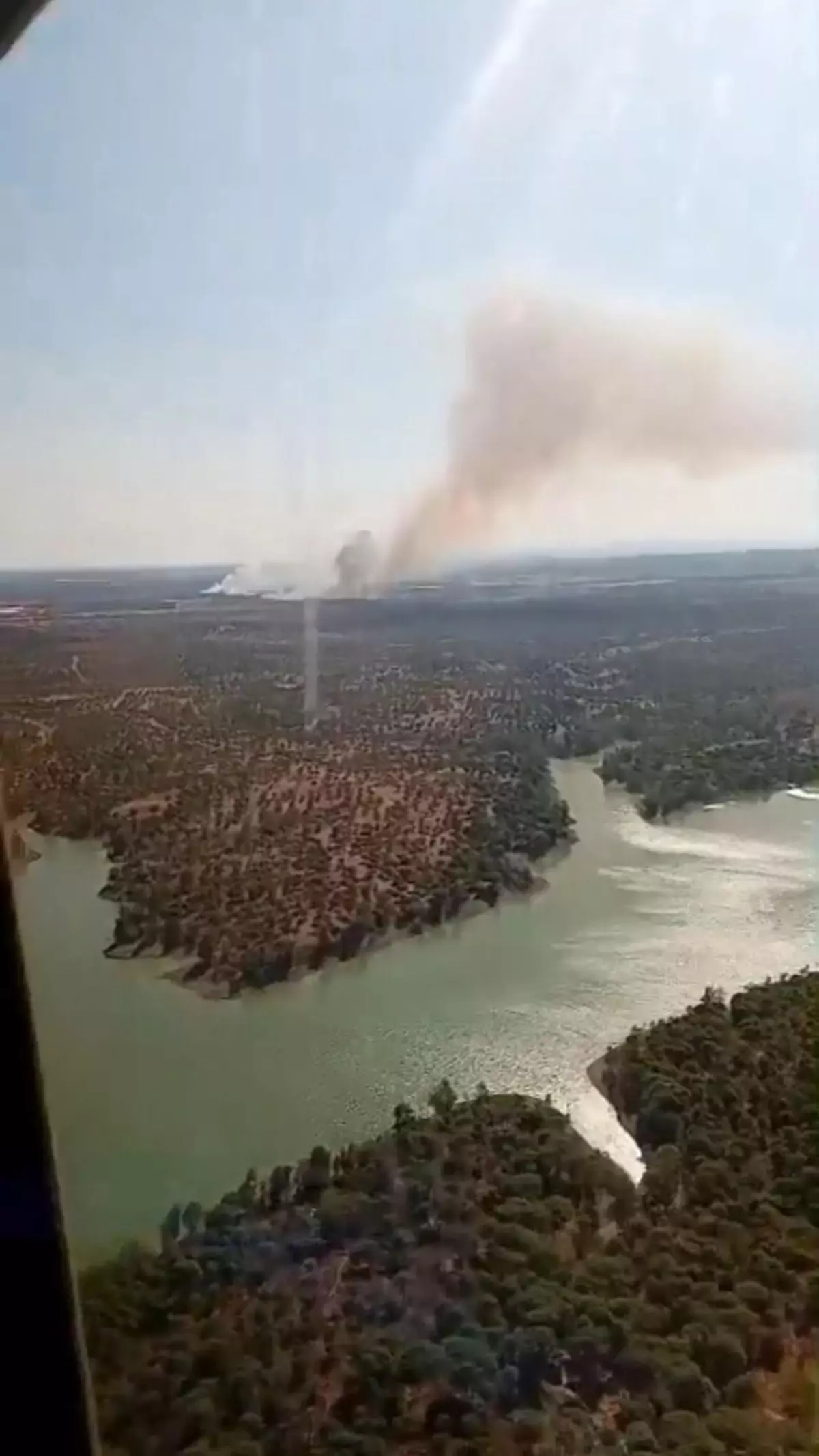 Nuevo incendio forestal en Huelva: el Infoca lucha contra las llamas que arrasan el paraje de la Dehesa del Piorno en Lepe