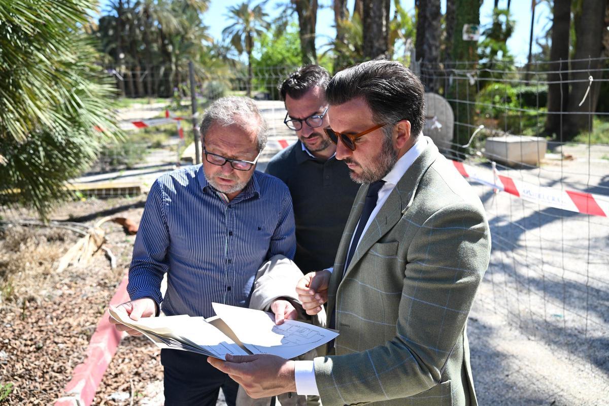 El alcalde, el edil de Espacios Públicos y el arquitecto municipal analizan sobre el plano cómo será la rehabilitación del huerto