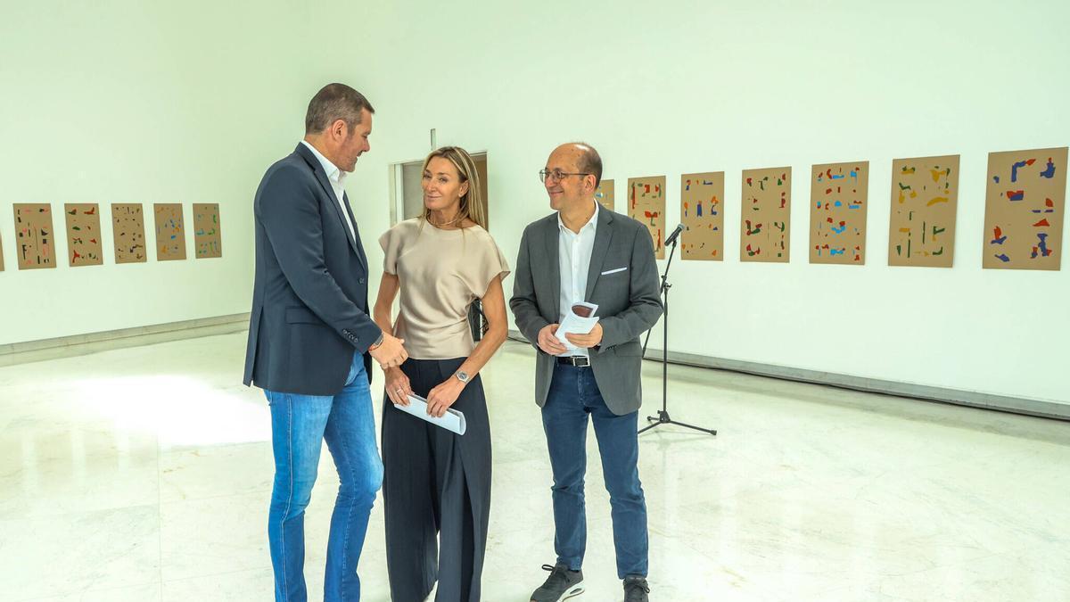 Por la izquierda, López Campos, Eva López Tarrío y Lorenzo, en el museo compostelano CGAC.
