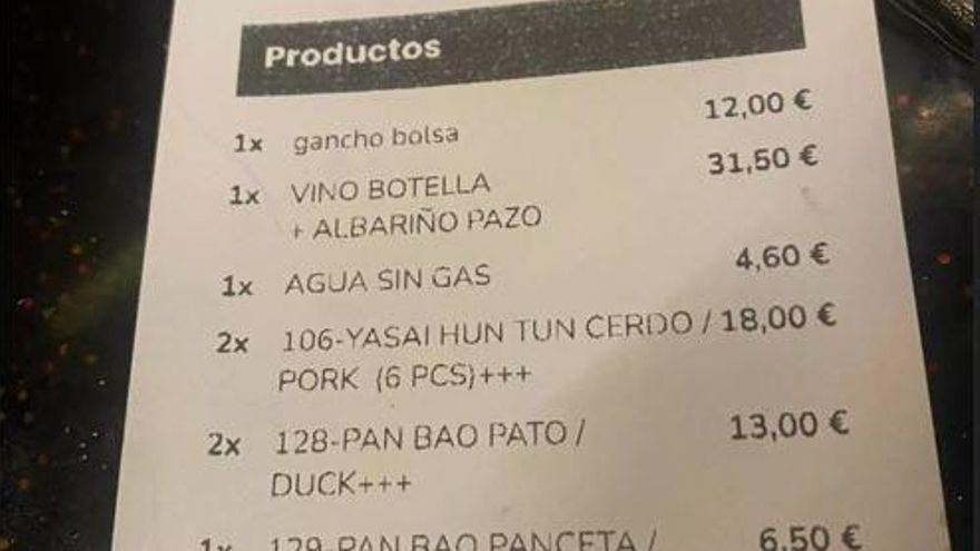 Facua denuncia a un restaurante de Ibiza por cobrar un colgador de bolso