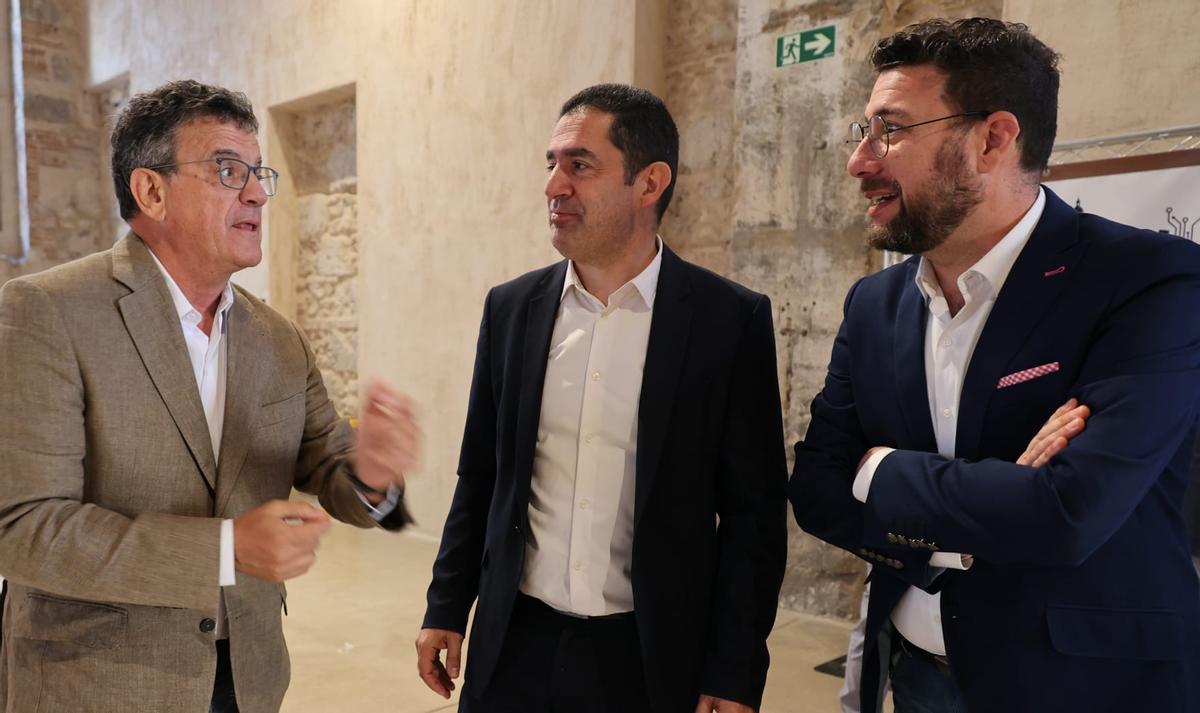 El director de INFORMACIÓN con el alcalde Toni Francés y el vicealcalde Àlex Cerradelo