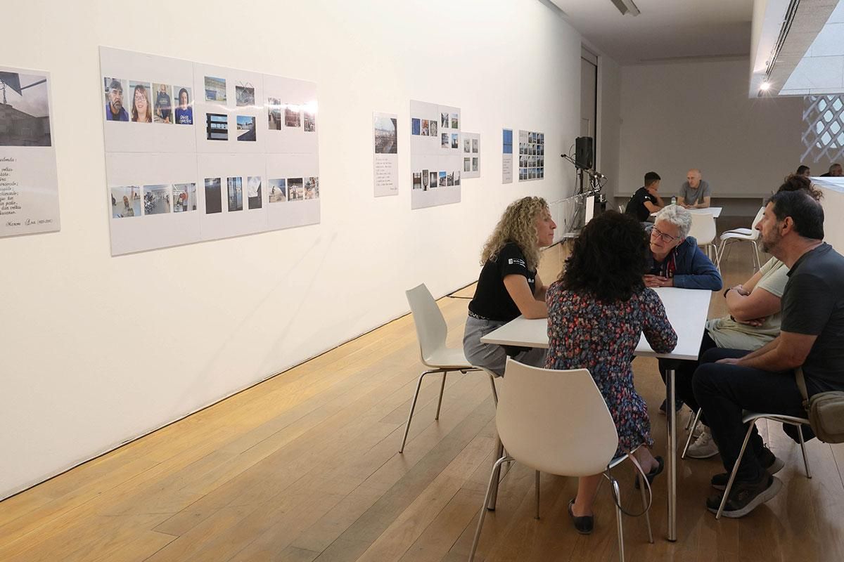 Uno de los alumnos internos en A Lama dialoga con asistentes a la exposición