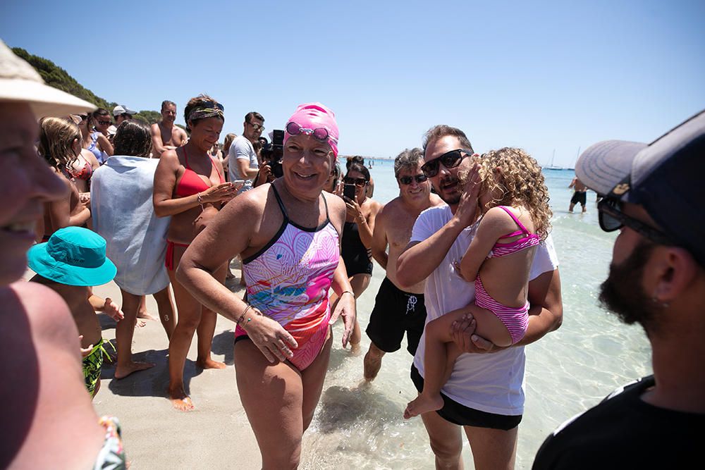 Tita Llorens completa con éxito la travesía solidaria a nado entre las Pitiusas