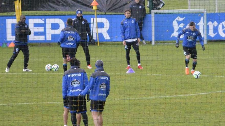 Lucas conduce el balón antes varios compañeros y ante Seedorf, a la izquierda, en el entrenamiento de ayer en Abegondo.