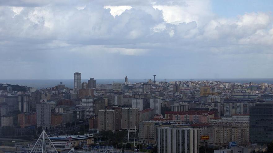 Nubes y claros sobre la ciudad de A Coruña.