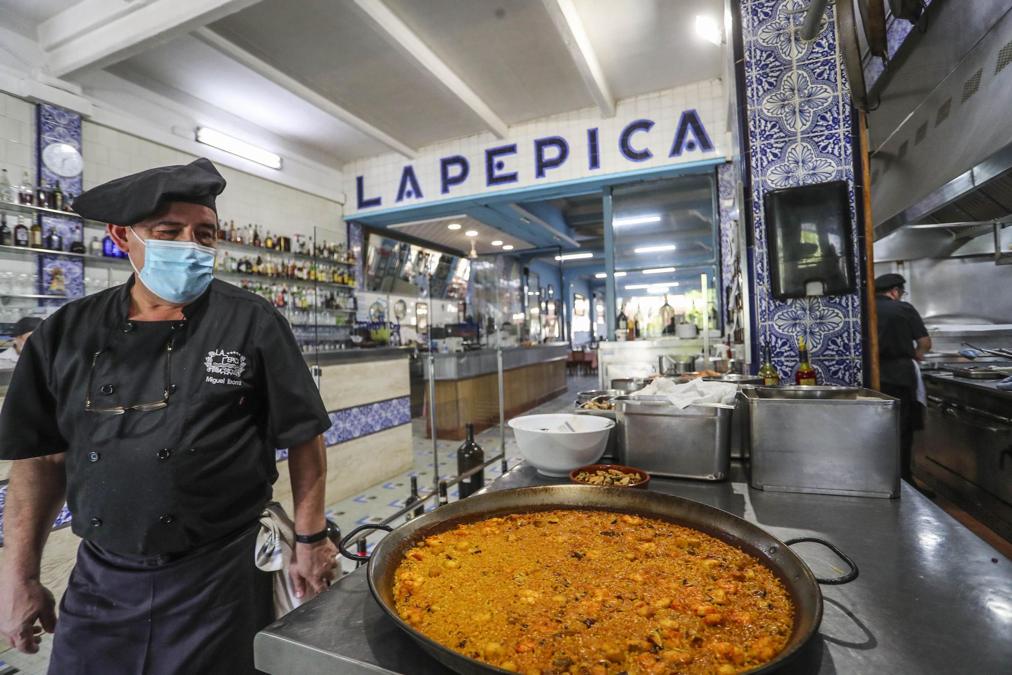 Una jornada de servicio en uno de los bastiones de la paella: La Pepica