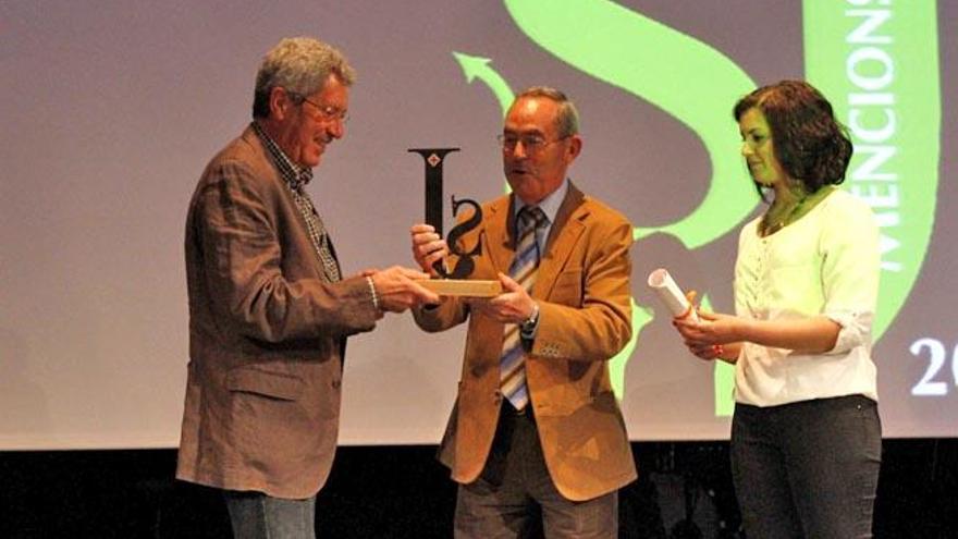 Joan Josep Guasch recibe la Menció d´Honor de manos de Marià Serra.