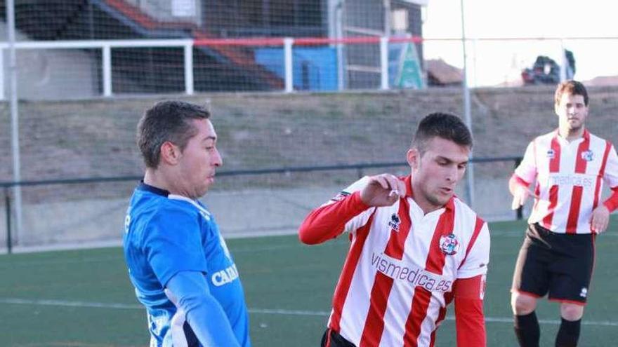 Un jugador de la Toresana da un pase frente al Zamora B.