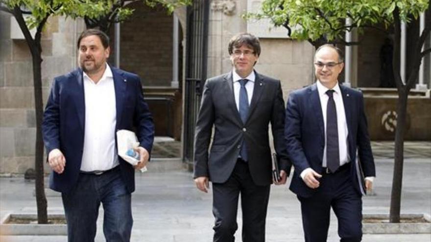 Puigdemont acusa a Rajoy de &quot;jugar a la política&quot; con la seguridad de los catalanes