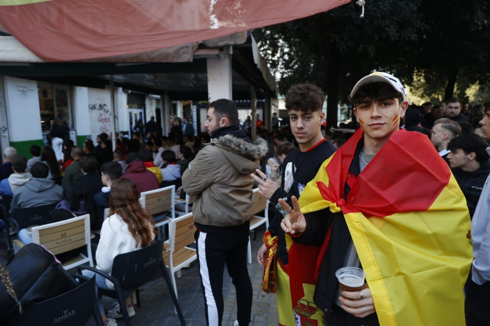 La afición llena bares y terrazas para seguir el Marruecos - España