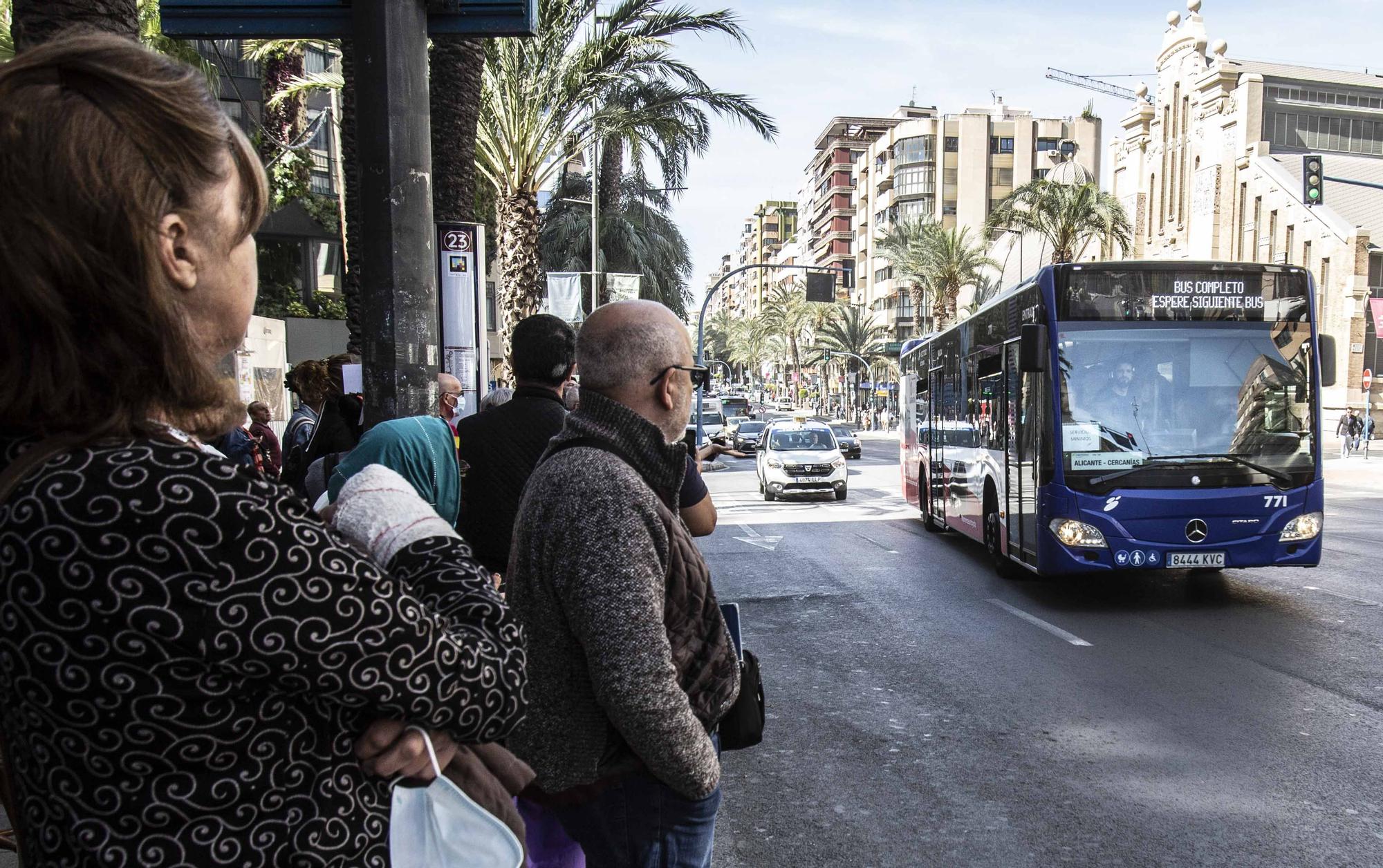 Decenas de personas esperan en las paradas de las líneas 21, 23 y 24 a un transporte en servicios mínimos que pasa cada 60 minutos