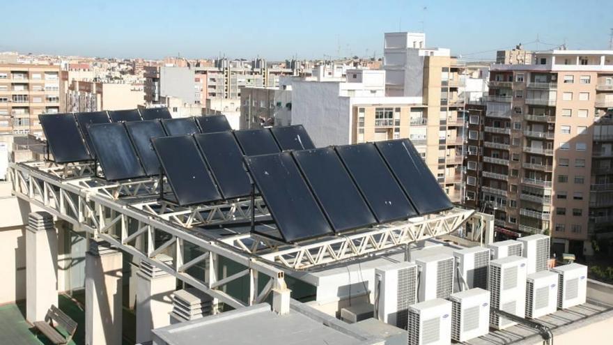 Placas solares instaladas en la azotea de un edificio en Cartagena.