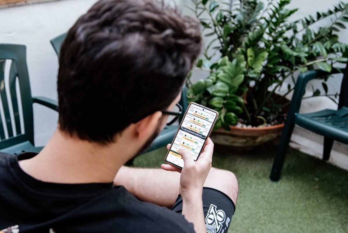 Joven realiza apuestas desde el móvil.