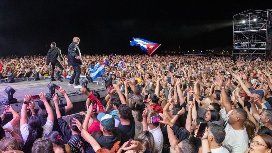 Miles de personas bailan al ritmo del dúo cubano Gente de Zona