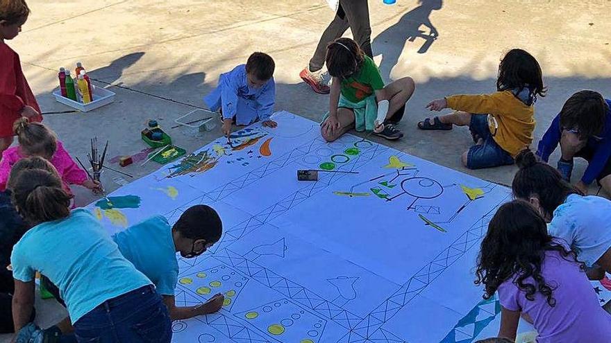 Alumnes de l&#039;escola en una activitat educativa