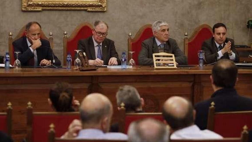 Por la izquierda, Javier Sáenz de Jubera, de EDP; Tomás Emilio Díaz y Mario Díaz, coordinadores de las jornadas, y Juan Díaz, de Electra Norte.