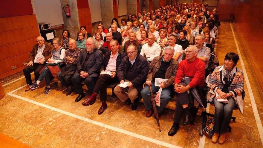 Público que llenó ayer el Auditorio do Areal de Vigo donde se celebró el Club FARO. // José Lores