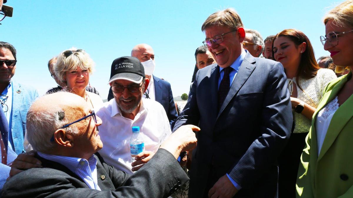 Ximo Puig bromea con Ángel Urbina, Luis Alted, presidente honorífico de la Junta Central y pionero en la batalla por conseguir agua del Júcar para la provincia.