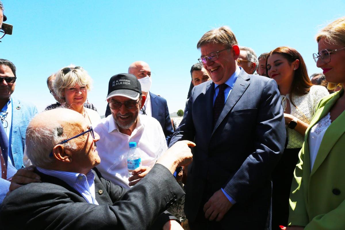 Ximo Puig bromea con Ángel Urbina, Luis Alted, presidente honorífico de la Junta Central y pionero en la batalla por conseguir agua del Júcar para la provincia.